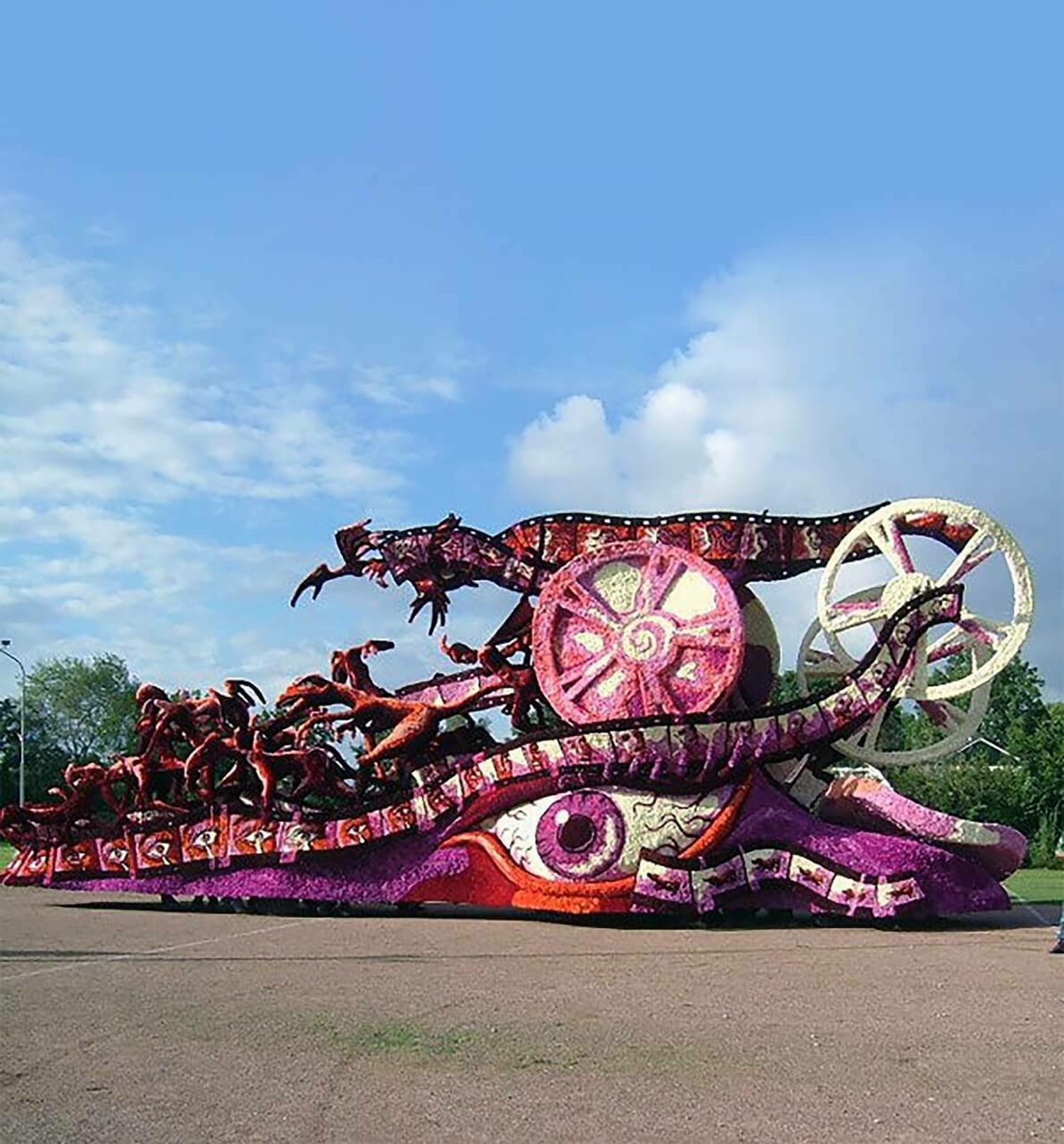 2004 Opmars van de Horrorfilm Corsogroep Hooiland