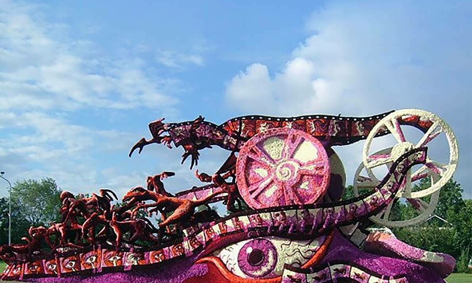 2004 Opmars van de Horrorfilm Corsogroep Hooiland